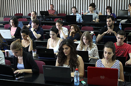 סטודנטים לומדים עם לפטופים בשיעור באוניברסיטת תל אביב