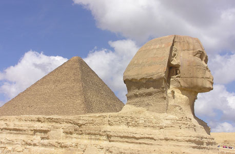 מצרים: הרוגים בפיצוץ באוטובוס תיירים ליד הפירמידות