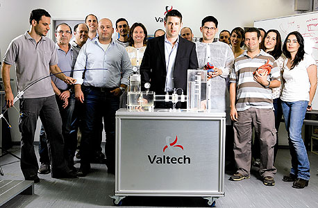 עמיר גרוס, מנכ"ל Valtech Cardio (במרכז) ואנשי החברה, צילום: תומי הרפז