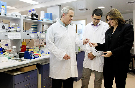 אנשי CureTech, דוקטור רינת רותם (מימין), מוטי חכם ודוקטור מיכאל שילקה