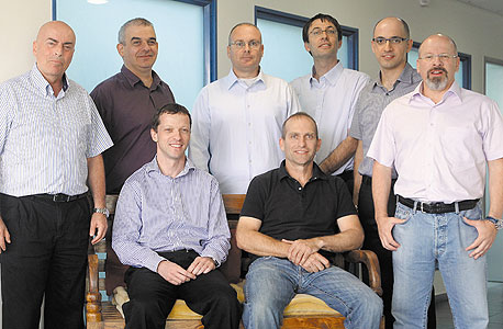 אהוד כהן, מנכ"ל BioControl (יושב משמאל) וחברי ההנהלה, צילום: אוראל כהן