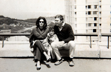 1967. יוסי פרשקובסקי, בן ארבע, עם הוריו ארנון ועדנה בראשון לציון
