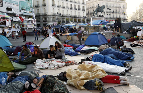 המפגינים נערכים לשהות ממושכת בכיכר פוארטה דל סול במדריד, צילום: רויטרס