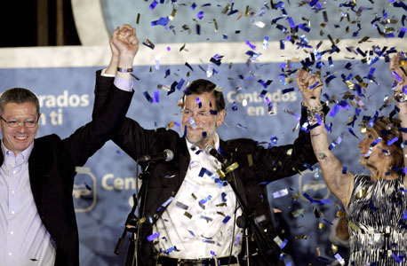 נשיא המפלגה העממית מריאנו ראחוי חוגג ניצחון, שלשום., צילום: אי פי איי