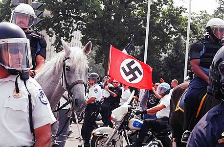 הפגנת ניאו נאצים בארה"ב. בגרמניה הם לא היו יוצאים לרחוב, צילום: cc by Elvert Barnes