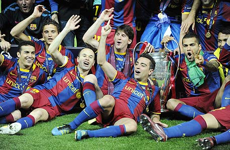 שחקני ברצלונה חוגגים אליפות אירופה שנייה בשלוש שנים. 7 משחקני ההרכב שפתח מול מנצ