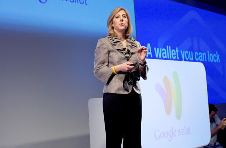 סטפני טילניוס, סגנית נשיא גוגל, מציגה את הארנק הסלולרי. השירות המלא יושק בקיץ, צילום: בלומברג