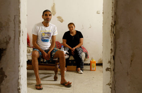 ג'מיל עיאייטה ואחותו וורוד אסוואד בדירתו. שניהם מתמודדים עם תביעות פינוי