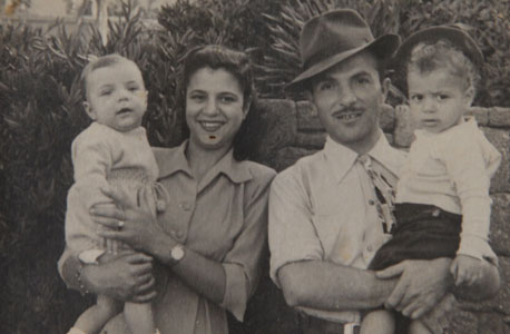 1950. יוסי כהן התינוק בזרועות אמו גילה, אחיו אברהם עם אביו אהרון, גן העצמאות תל אביב