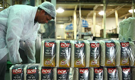 פס ייצור של אורז במפעל סוגת, צילום: עמית שעל 