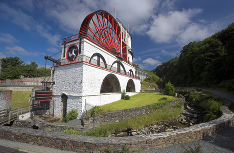 תחנת המים לאקסי שפועלת באי מאז המאה ה־19. לצדה רשומים באי 11 אלף תאגידים בינלאומיים