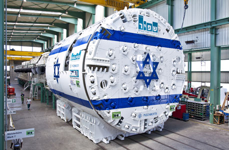 מכונת הכרייה. בדרך לישראל
