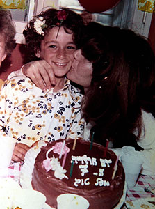 1974. ג'קי בן זקן חוגג יום הולדת 7 עם אמו גלוריה, אשדוד