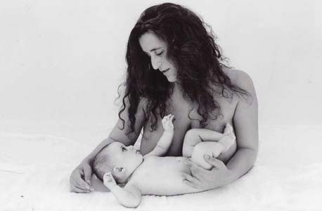 "אמא ותינוק" של הצלמת פסי גירש. עוצמה מתוקף המדיום