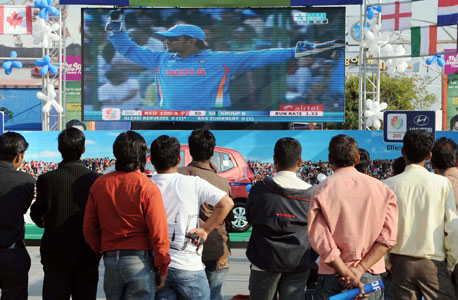 הודים צופים באליפות העולם בקריקט 