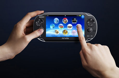 הקונסולה הניידת PS Vita. סוני מחסלת את החנות הדיגיטלית, ומעלימה עשרות משחקים, צילום:בלומברג