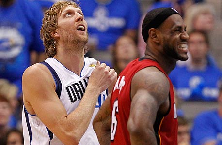 דריק נוביצקי מול לברון ג'יימס. אמריקן איירליינס היא הזוכה הגדולה מגמר ה-NBA האחרון