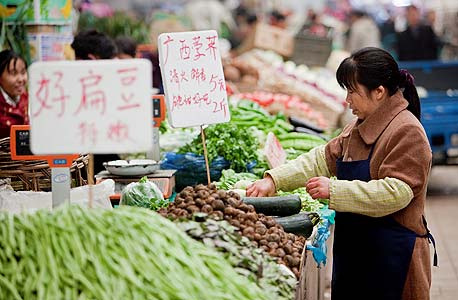 מוכרת ירקות בשוק בבייג'ינג