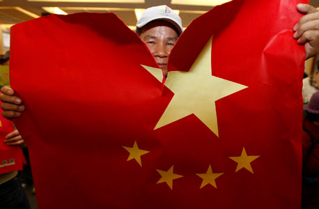 מפגין קורע את דגל סין בהפגנה בטייוואן