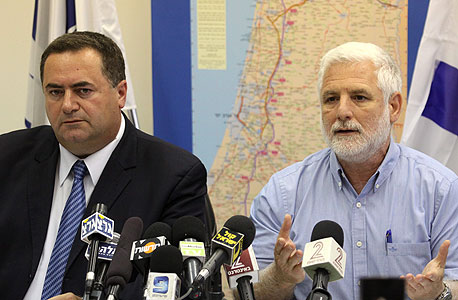 שר התחבורה ישראל כץ ומנכ"ל משרדו דן הראל, צילום: אריאל בשור