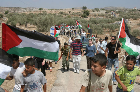 מפגינים פלסטינים בבלעין. הרשות הפלסטינית מעודדת, צילום: שאול גולן
