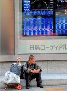 הומלס יפני ליד לוחות המסחר של מדד ניקיי, צילום:אי פי אי