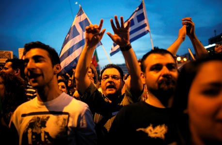הפגנה מול הפרלמנט באתונה בעקבות המשבר העמוק