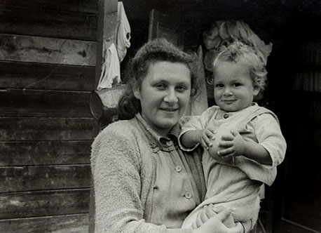 1949. יאיר טאומן, בן שנה, בזרועות אמו בקיבוץ גבעת ברנר