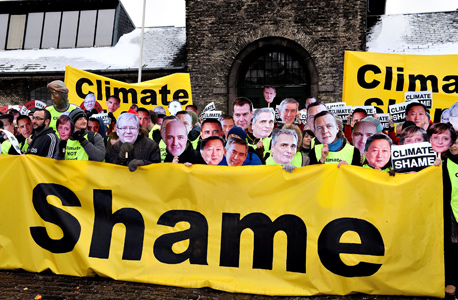 הפגנת אוואז בקופנהגן נגד ההתחממות הגלובלית, דצמבר 2009. כל אחד מהמנהיגים קיבל עשרות שיחות טלפון אישיות