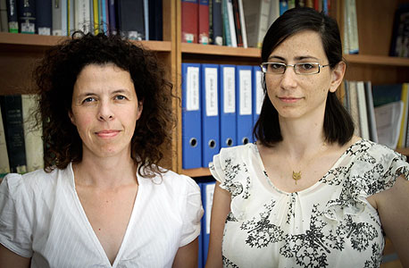 עורכות הדין דפנה גלוק (מימין) ורני נויבאור