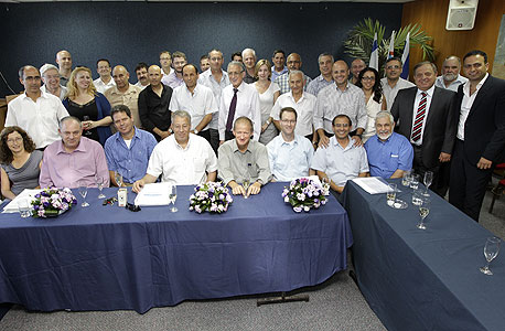 טקס חתימת ההסכם בין נציגי העירייה ונציגי קבוצות היזמים