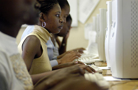 סטודנטים לומדים להשתמש במחשב בדורם אפריקה. כנס שנערך במדינה מציג נתונים מדאיגים על מצב הרשת ביבשת השחורה סטודנטים לומדים להשתמש במחשב בדורם אפריקה. כנס שנערך במדינה מציג נתונים מדאיגים על מצב הרשת ביבשת השחורה