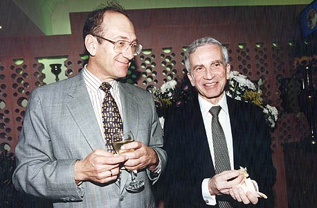 אלמליח ואולמרט בפתיחת מסעדת נרגילה בירושלים, 1985. מי שלימים יהפוך לראש ממשלה היה דירקטור בי.ו.א.ל