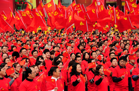 חגיגות 90 שנה למפלגה הקומוניסטית שהתקיימו בעיר. מזכיר המפלגה שולח מסרים של מאו בהודעות sms לתושבים