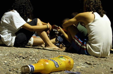 ילדים צעירים שותים אלכוהול (ארכיון)