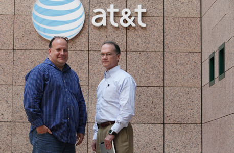 ג'ון דונובן (מימין) וקווין פיטרס מ-AT&amp;T. "הענן הוא חלק מהרשת שלנו"