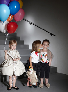 לנוון. אלבר אלבז מציג בגדי ילדים לנוון. אלבר אלבז מציג בגדי ילדים