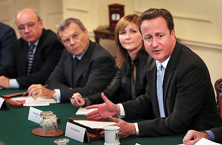 סורל בוועדית המנהיגים העסקיים של בריטניה עם ראש ממשלת בריטניה דיוויד קמרון (מימין), צילום: רויטרס