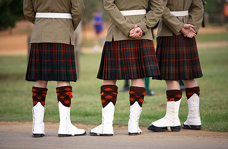 גברים דווקא כן לובשים חצאיות. הקילט בסקוטלנד, הפאסטנלה בבלקן, הלאבה־לאבה בפולינזיה, האקאמה ביפן והגו בבוטאן - כולן חצאיות. אפילו הגלביה בסיני היא בעצם שמלה