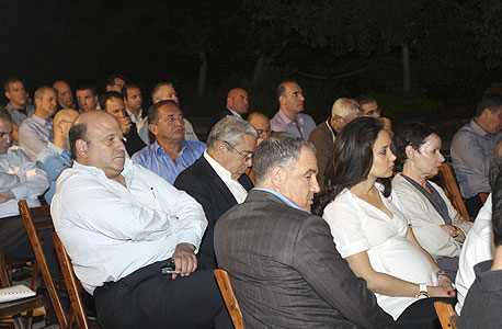 עידן עופר (בקדמת הצילום) ויוסי מימן (בחולצה כחולה בשורה השלישית) בכינוס של יוזמת השלום "ישראל יוזמת", צילום: יעל צור