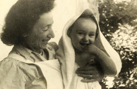 1952. בן ששון התינוק, בזרועות אמו שרה, במרפסת הבית ברחוב אליעזר הלוי, ירושלים