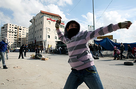 יום של עימותים בגדה: אבנים, גז מדמיע ופצועים