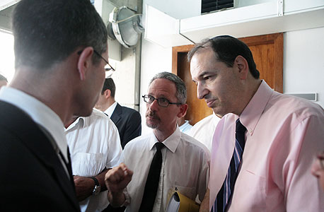 שלמה נס, נאמן אגרקסקו (מימין), ועו"ד ליאב וינבאום, נציג המדינה, אתמול בבית המשפט
