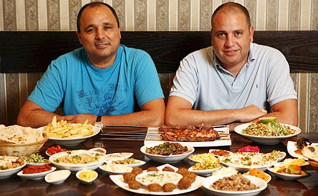 מימין: אדי אלייקים ואיציק לוי, מבעלי הרשת