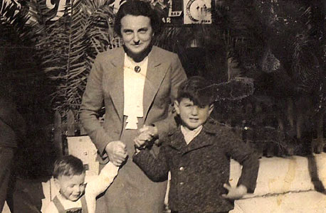 1939. דב בן השלוש ואריה,  בן שבע, עם אמם סטלה ברחוב הירקון, תל אביב