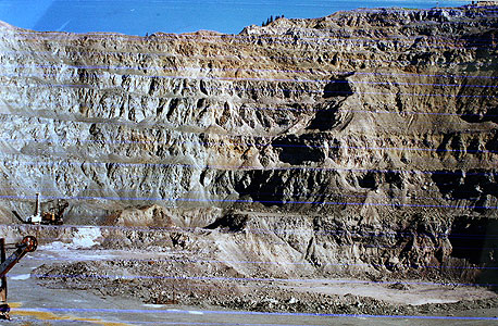 מכרה הזהב בקירגיזסטן, רפרודוקציה: עמית שעל