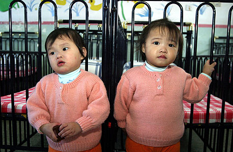 ילדים שנלקחו ממשפחותיהם ונמכרו לאימוץ במחוז חונאן. אחד מנושאי התחקירים הבולטים בעיתונות הסינית בשנה האחרונה