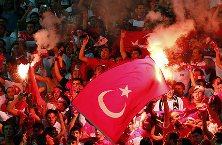 אוהדי כדורגל טורקי. יגייסו כך 22 מיליון יורו