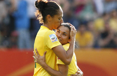 אלין ומארטה שחקניות נבחרת ברזיל. 26 מיליון נשים משחקות כדורגל בעולם
