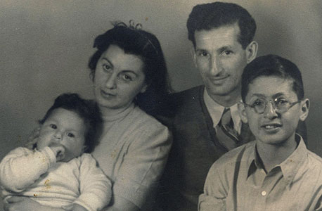 1946. גיורא התינוק ואחיו אורי,  בן עשר, עם הוריהם  ברוך ויפה, תל אביב